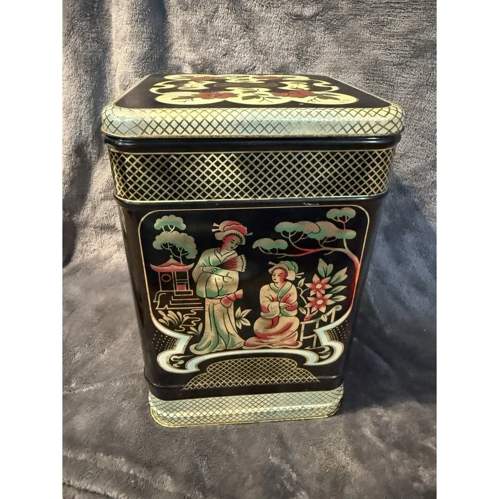 1970s Chinoiserie Designed‎ Metal Box With Attached Lid